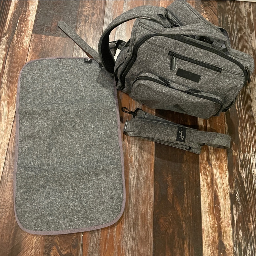 Jujube convertible BFF diaper bag - Gray Matter